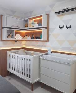 Quarto infantil decorado em tons brancos