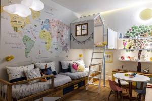 Quarto infantil decorado com o tema de mapa mundi