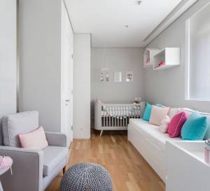 Quarto infantil branco, com detalhes rosa e azul