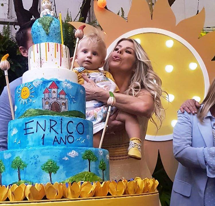 Karina Bacchi na festa de aniversário de Enrico