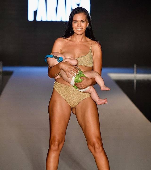 Modelo amamenta filha de 5 meses em desfile de passarela