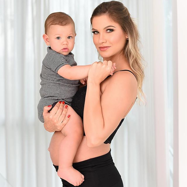 Andressa Suita mostra o rostinho do caçula Samuel