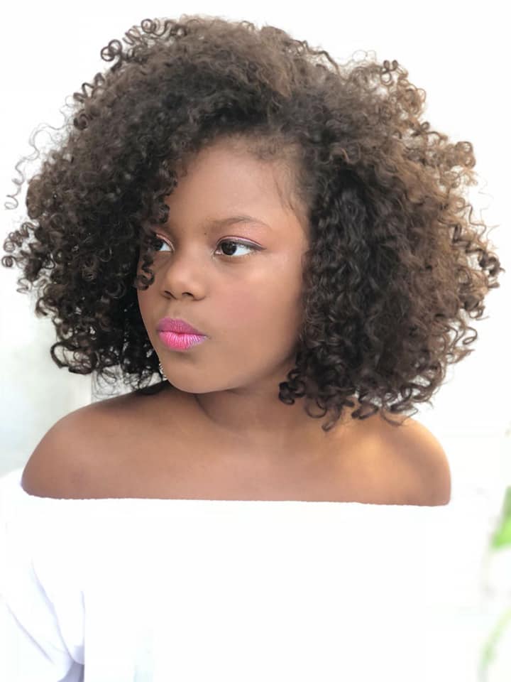 Menina que teve o cabelo alisado por madrasta recupera os seus cachos