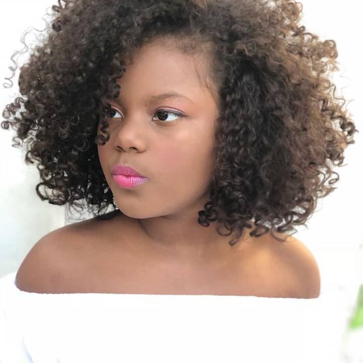 Menina que teve o cabelo alisado por madrasta recupera os seus cachos