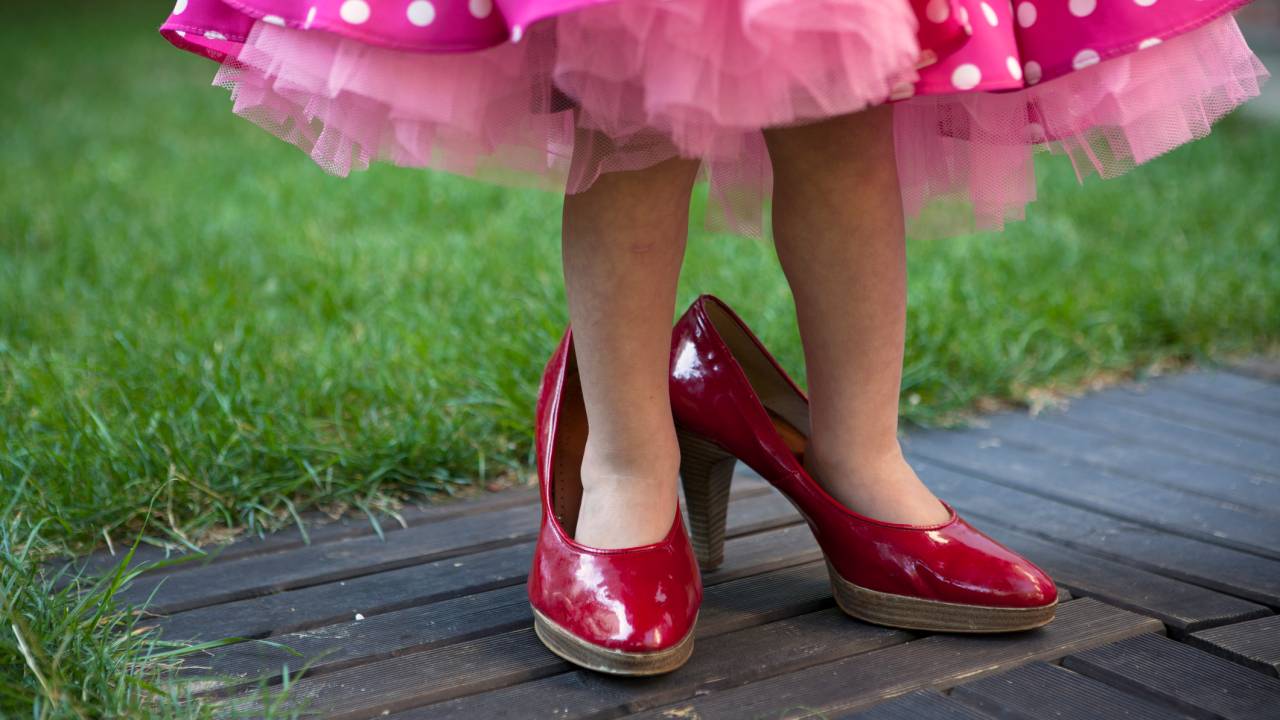 Entenda por que crianças não devem usar sapatos com saltos