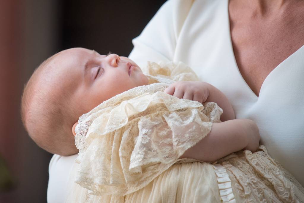 Louis usa a mesma roupa que George e Charlotte vestiram em seus batizados