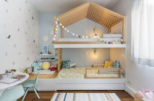 Quarto infantil decorado com duas camas em tons verdes e divertidos