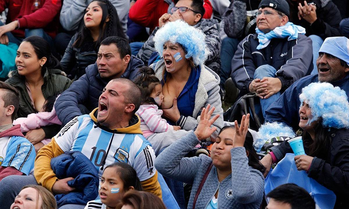 Foto de mãe amamentando filha durante jogo da Copa viraliza na internet