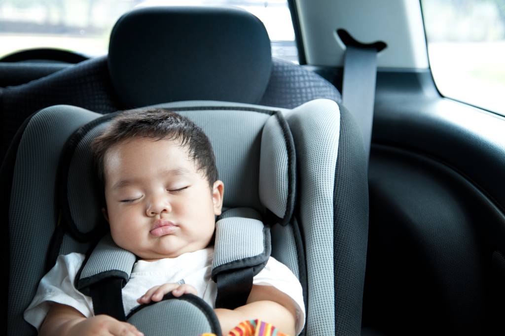 bebe-cadeirinha bebê em cadeirinha no carro no trânsito
