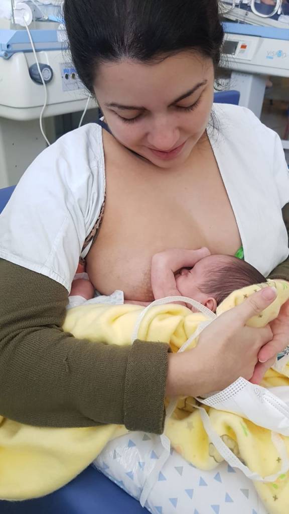Yasmin amamentando o filho prematuro Miguel Yasmin amamentando o filho prematuro Miguel