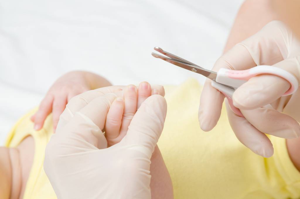 Como-cortar-a-unha-do-bebe Cuidados com as unhas do bebê: Dicas de higiene e corte seguro