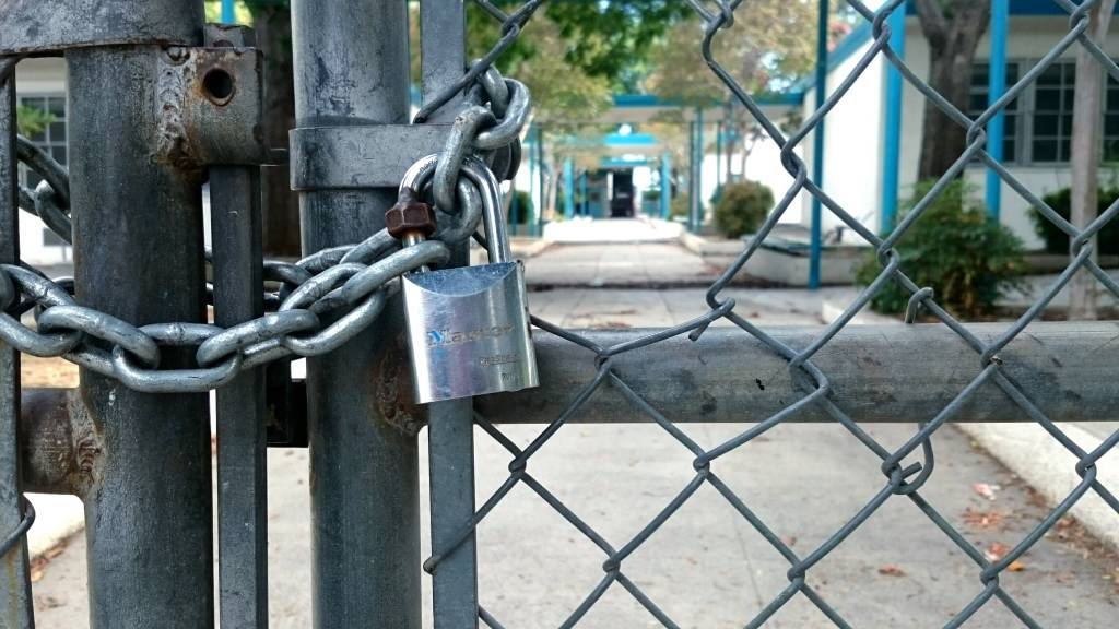 Portão de escola fechado