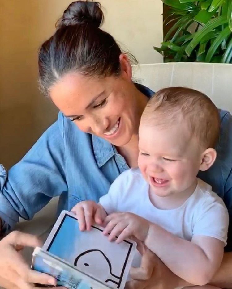 Meghan Markle lembra a importância da leitura em 1º aniversário de Archie