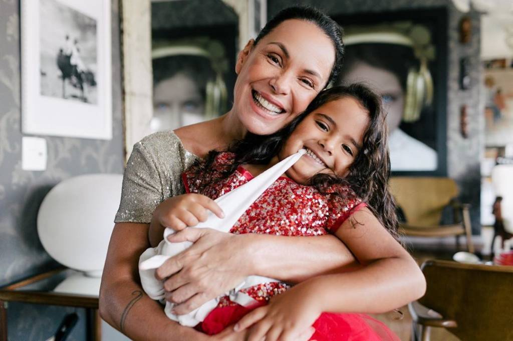 Carolina Ferraz agradece profissionais da saúde após acidente com a filha