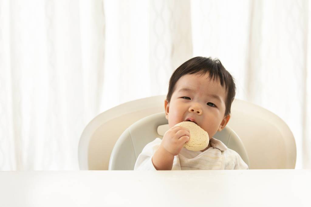 A partir de que idade bebês podem comer queijo, gorduras, mel e pão