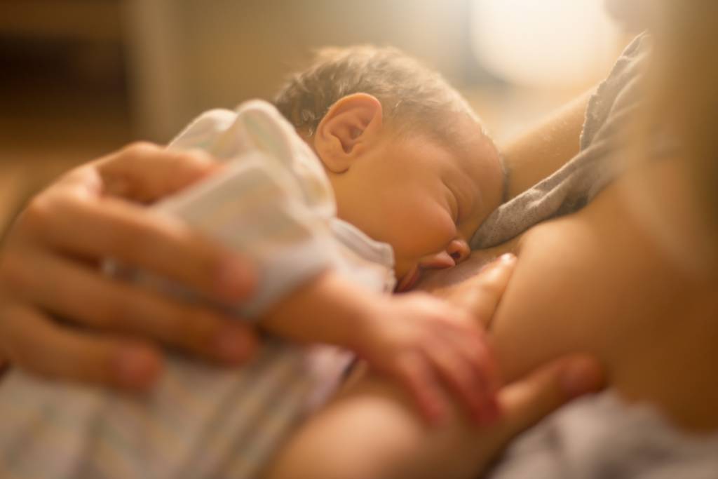 Mãe-amamentando-filho-recem-nascido