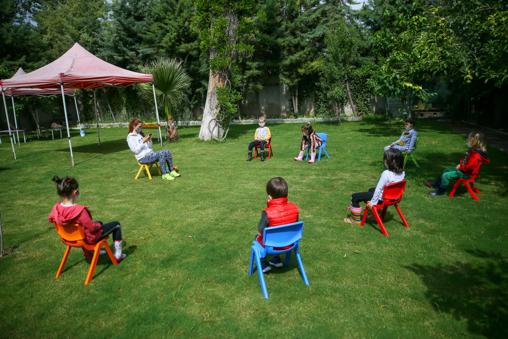 6 jeitos criativos de promover o distanciamento social entre as crianças