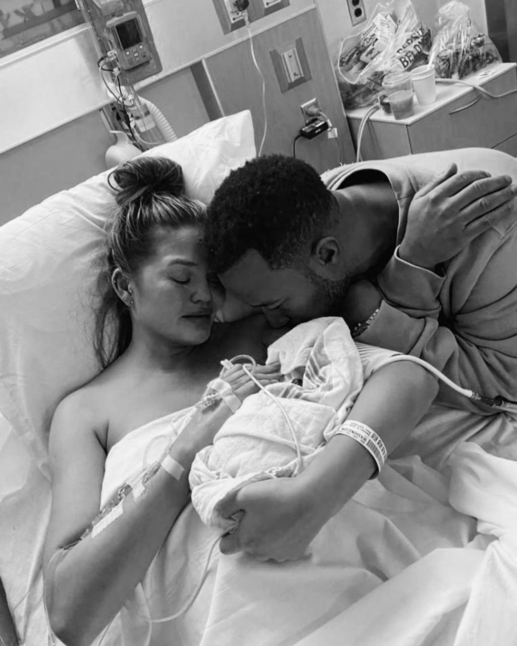 Terceiro filho de Chrissy Teigen e John Legend morre após o parto