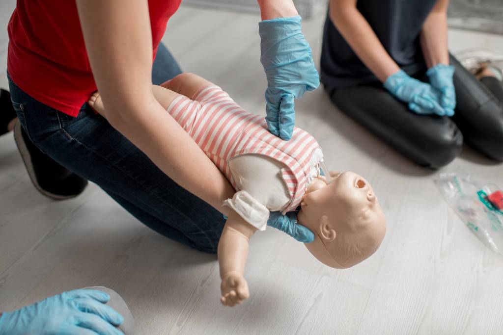 Primeiros-socorros-de-como-desengasgar-o-bebê Primeiros-socorros-de-como-desengasgar-o-bebê