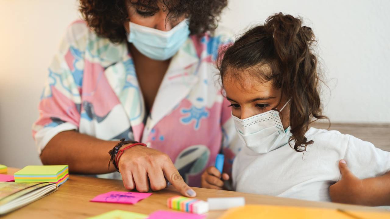 Mãe-ensinando-para-a-filha
