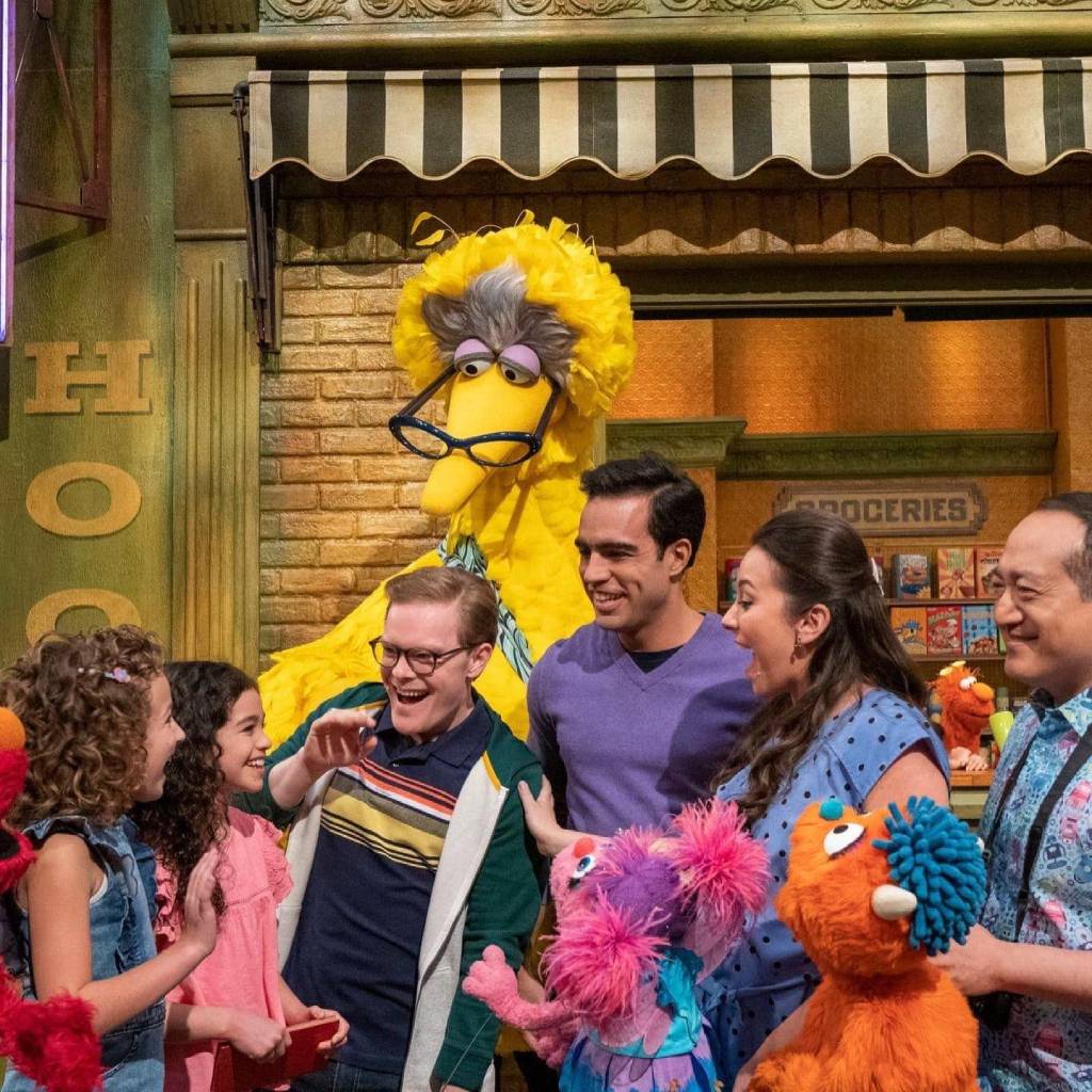 Vila Sésamo faz história ao trazer dois pais gays em novo episódio