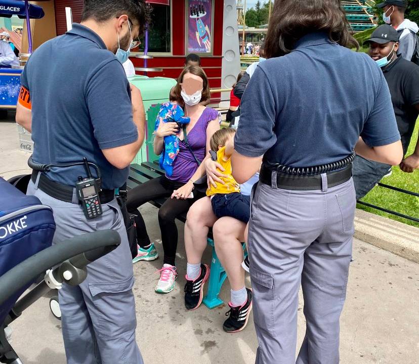 Mãe-é-impedida-de-amamentar-filho-de-dois-meses-na-Disneyland-Paris
