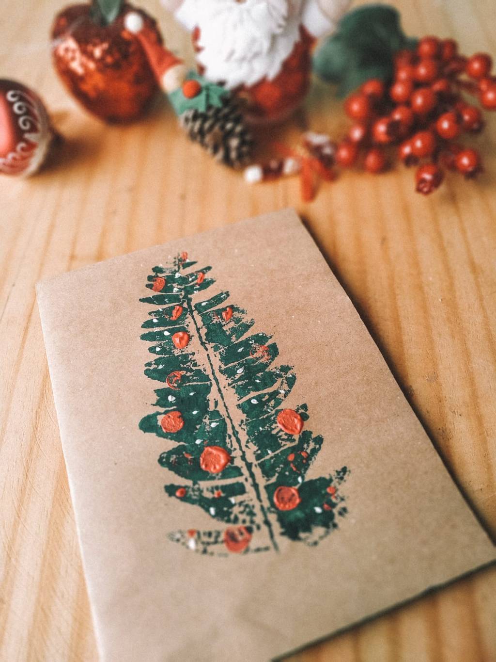 Aprenda a montar um cartão de Natal gracioso para acompanhar os presentes