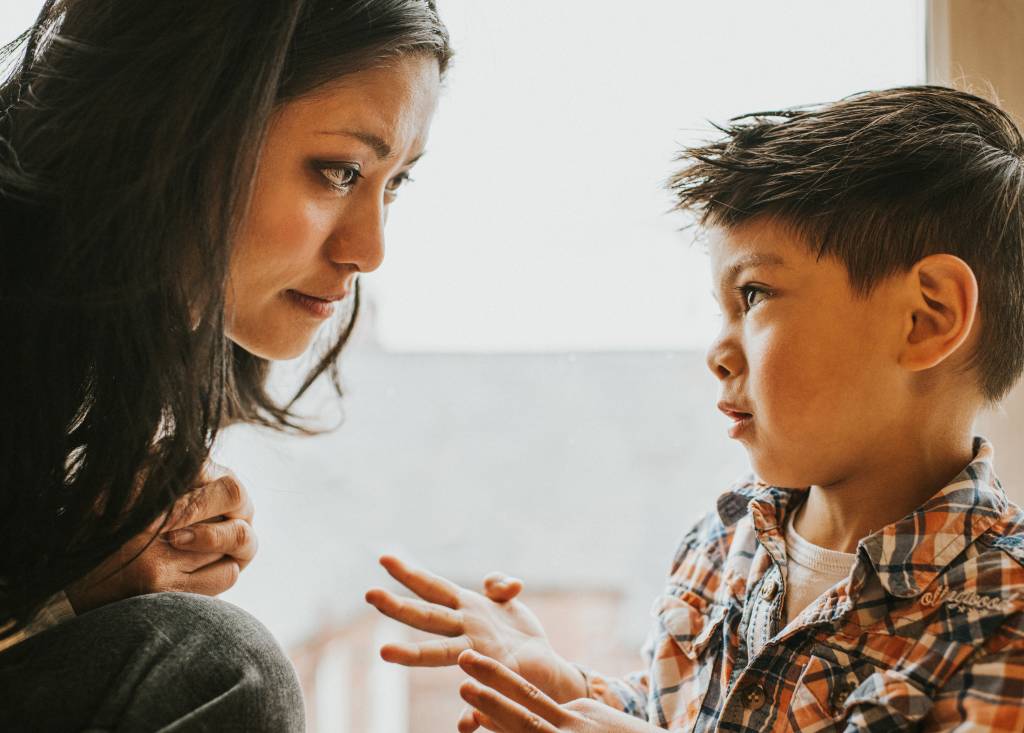 Filho-conversando-com-a-mãe