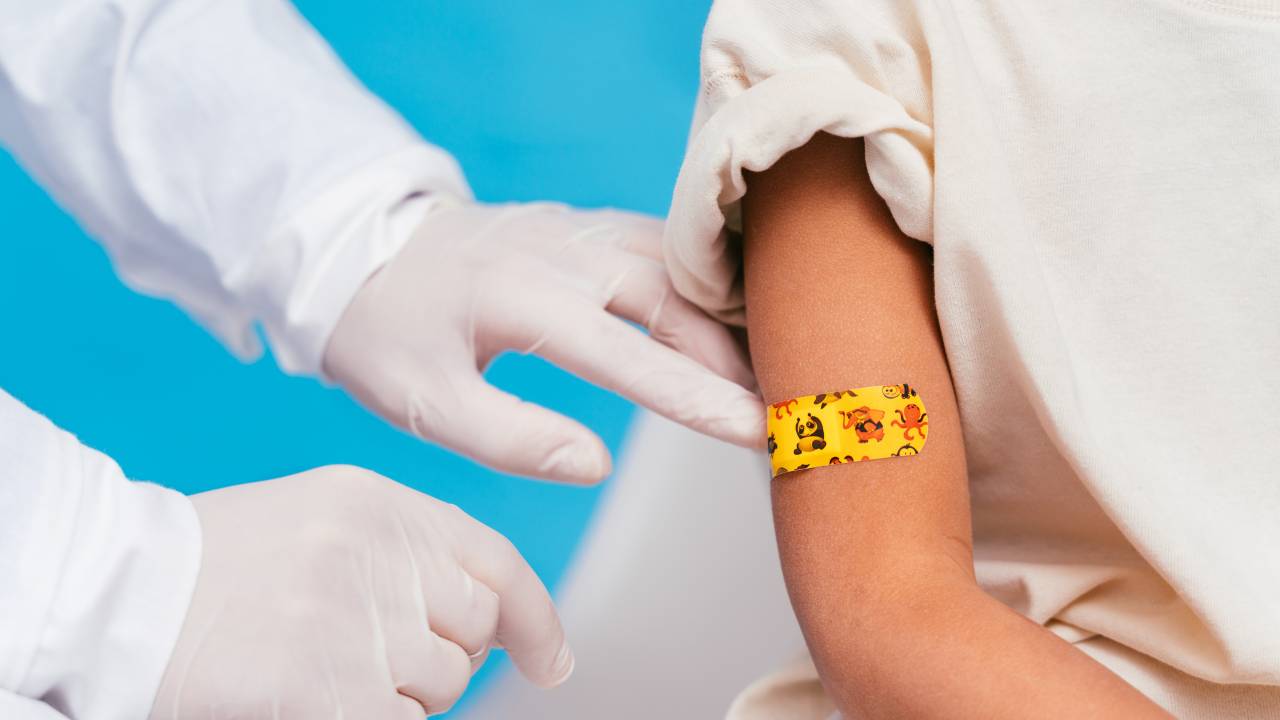 Médico-colocando-esparadrapo-na-crianca-apos-vacina