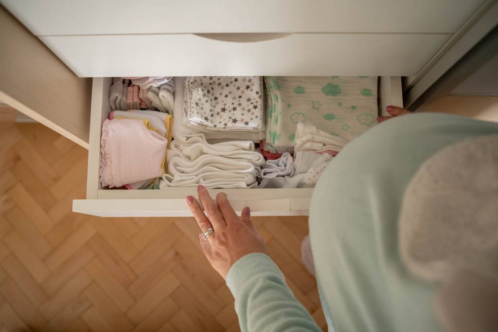 Gaveta com roupas de bebês