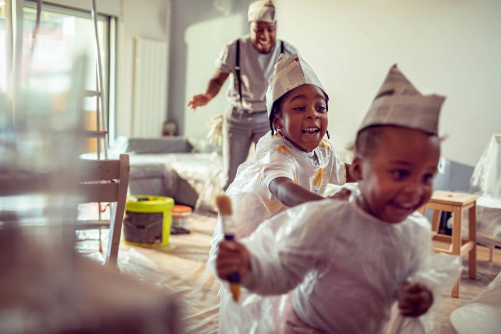 10 brincadeiras para a família fazer dentro de casa nos dias de chuva