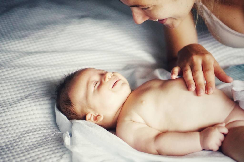 Aprenda massagens simples para aliviar cólicas e tranquilizar o bebê