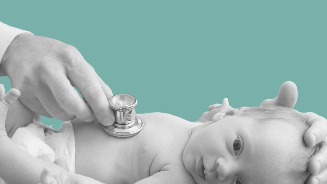 Bebê sendo examinado por médico