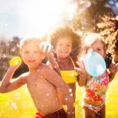 Grupo-de-crianças-brigando-de-guerra-de-bexiga-com-agua