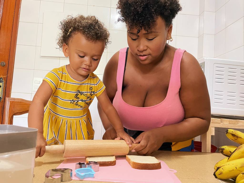 Mãe e fiha cozinhando juntas