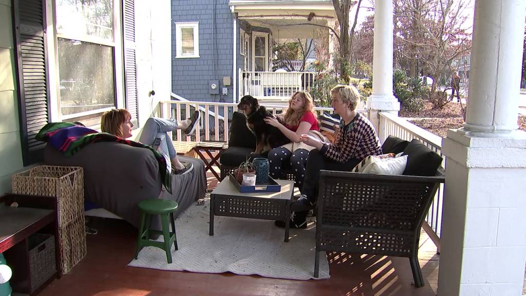 Mães solo se unem para comprar uma casa e criar os filhos juntas