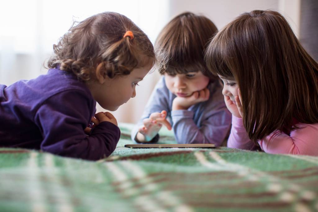 Tempo de tela: combinados realistas para fazer com as crianças