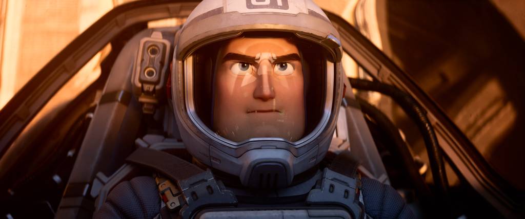 Filme Lightyear é banido em 14 países por cena de beijo lésbico