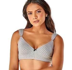 Sutiã-De-AmamentaçãoVi-Lingerie Modelo usando um sutiã de amamentação cinza com bolinhas pretas