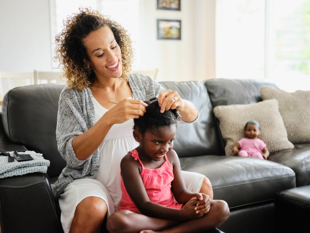 10 inspirações de penteados para crianças com cabelos cacheados e crespos