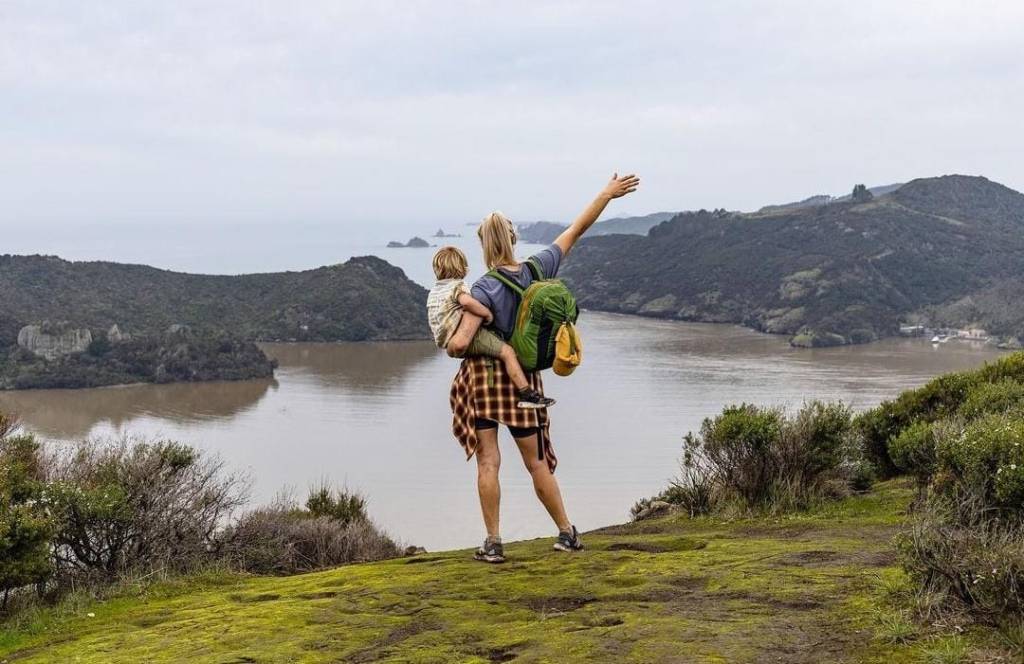 Mãe mora em carro e vive viajando com filho de 3 anos: “Ele ama liberdade”
