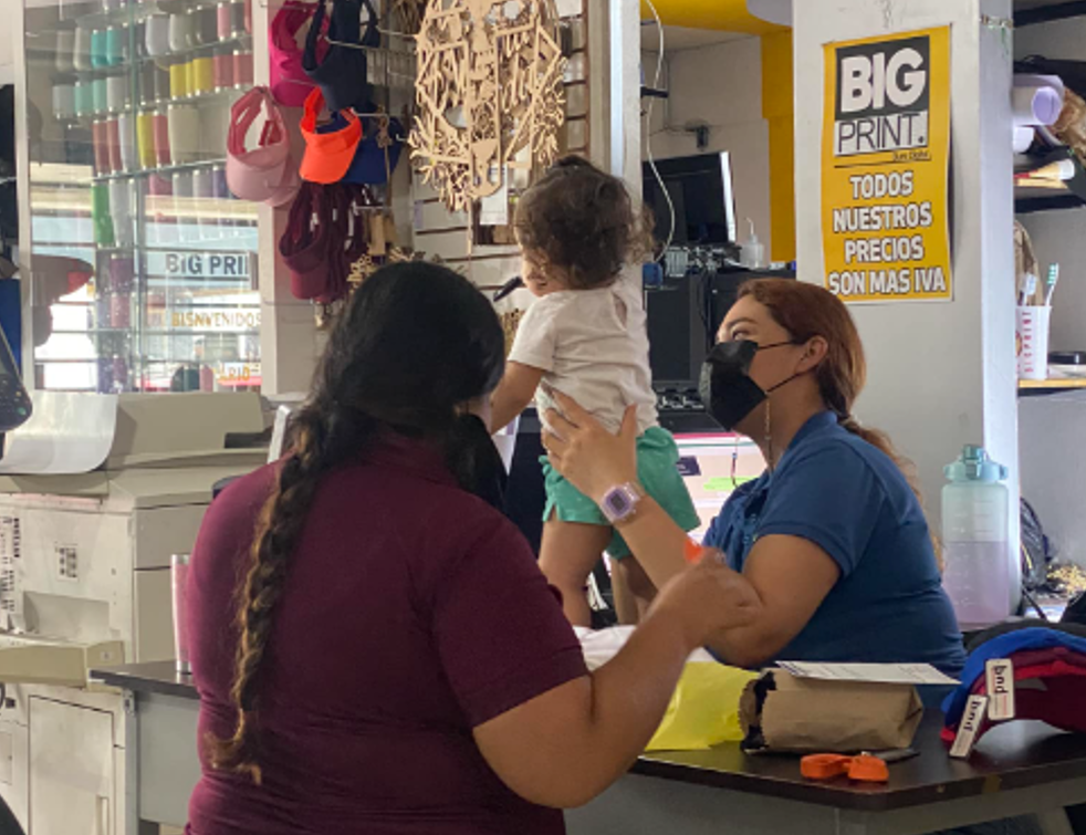 Chefe permite que funcionária leve filha ao trabalho e história viraliza