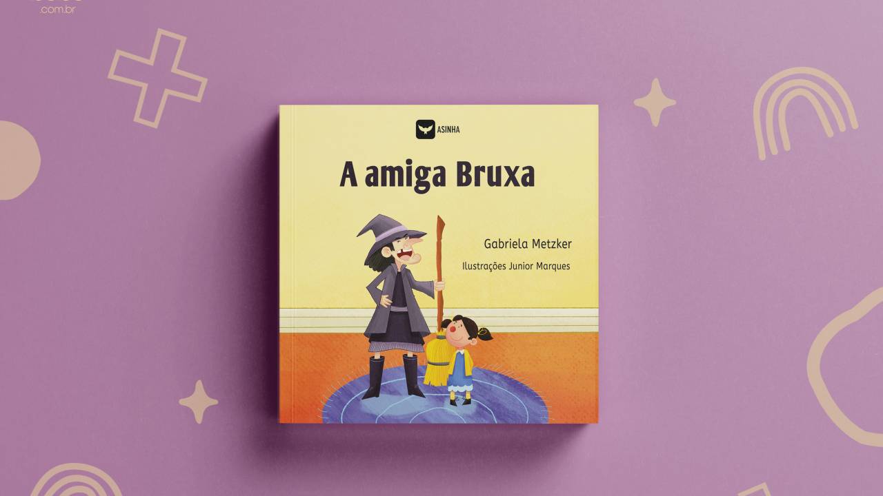 Capa do livro A Amiga Bruxa em um fundo roxo. A Capa do livro é amarela e laranja, com o título escrito em preto e a ilustração da bruxa segurando uma vassoura ao lado de uma garotinha com marias-chiquinhas.