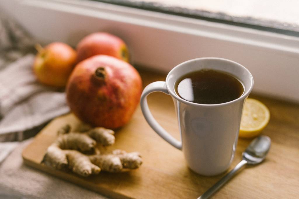 Chá relaxante de gengibre com maçã Milagres do chá de canela: Combatendo diabetes, rejuvenescendo e no peso