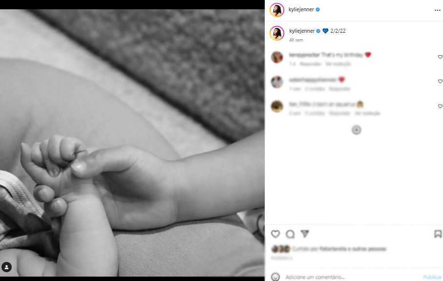 post-kylie-jenner-nascimento-filho post de Instagram com uma foto em preto e branco da mão de um bebê sendo segurada pela mão de um adulto