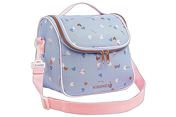 Lancheira-tiracolo-Académie-Coração-Metalizado lancheira retangular em formato de bolsa, com fecho de zíper. Ela é lilás, cheia de estampas de pequenos corações coloridos