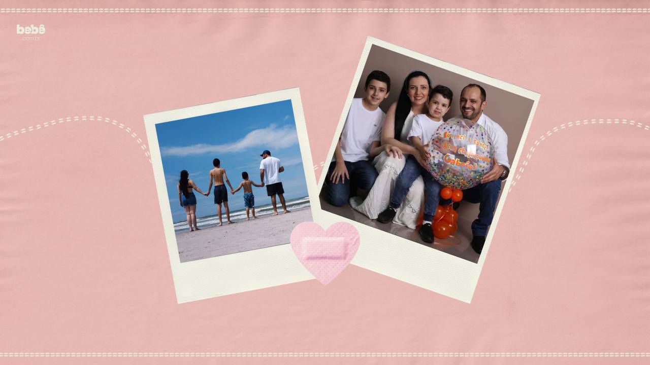 duas polaroids lado a lado. Numa delas, quatro pessoas de costas andam em uma praia. Na outra, a mesma família, agora de frente, posa para a câmera