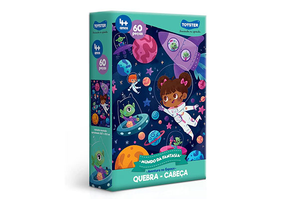 caixa de papelão com desenho de uma menina vestida de astronauta rodeada de planetas, como se estivesse no espaço