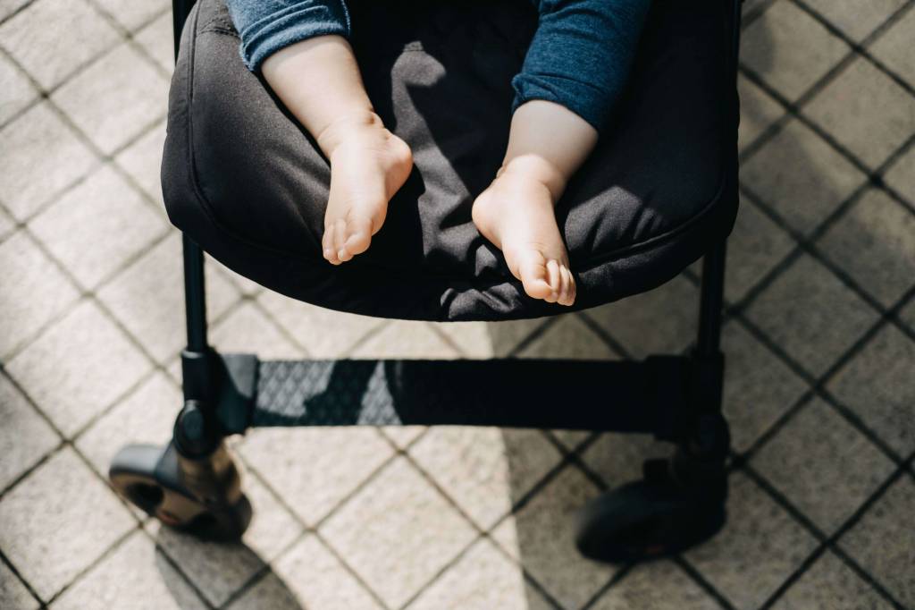 Carrinho de bebê que anda sozinho é lançado no mercado