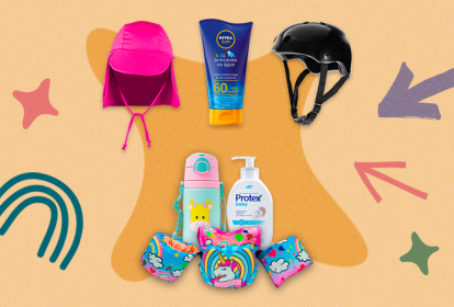 Montagem com produtos sobre fundo laranja. Há um boné rosa, um protetor solar de embalagem azul, uma boia colete de unicórnio, garrafina azul e rosa e uma embalagem de sabonete líquido branca.